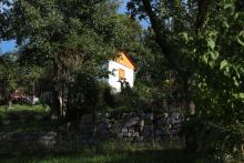 Nově opravená chatka v osadě na Balkáně